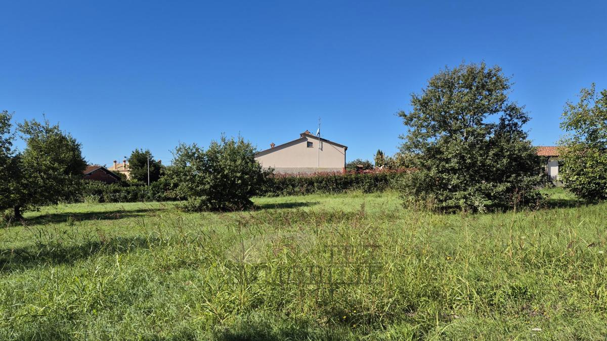 Terreno edificabile in vendita in una zona tranquilla vicino a Tar, 1045 m²