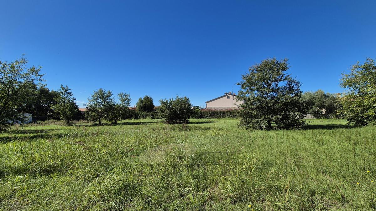 Terreno edificabile in vendita in una zona tranquilla vicino a Tar, 1045 m²