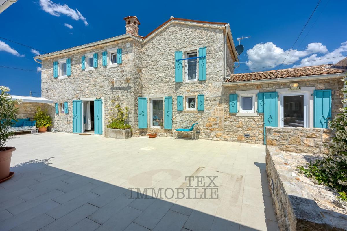 Villa in pietra con piscina a 16 km dal mare e dalla città di Parenzo
