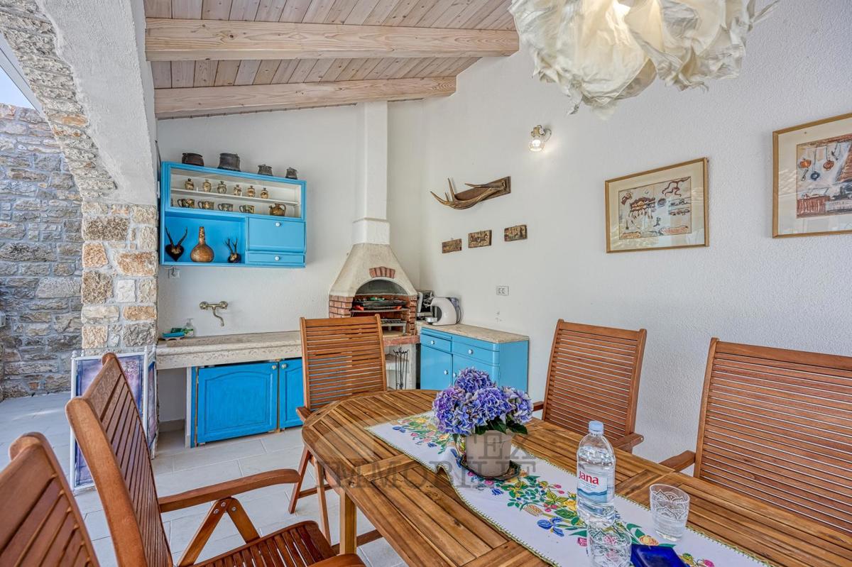 Villa in pietra con piscina a 16 km dal mare e dalla città di Parenzo