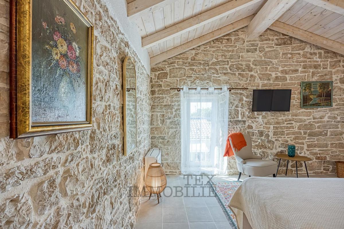Villa in pietra con piscina a 16 km dal mare e dalla città di Parenzo