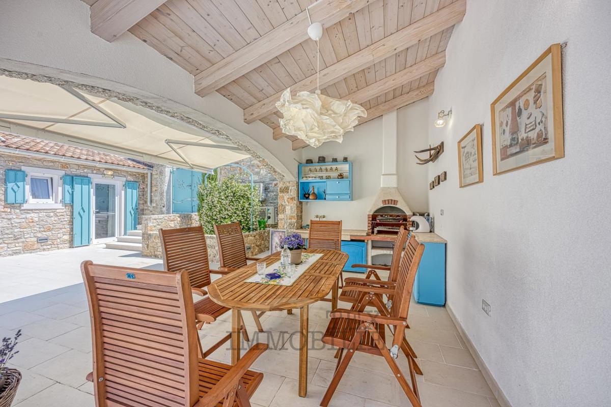 Villa in pietra con piscina a 16 km dal mare e dalla città di Parenzo