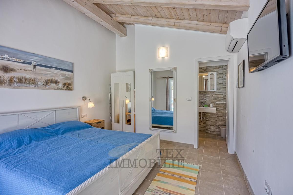 Villa in pietra con piscina a 16 km dal mare e dalla città di Parenzo