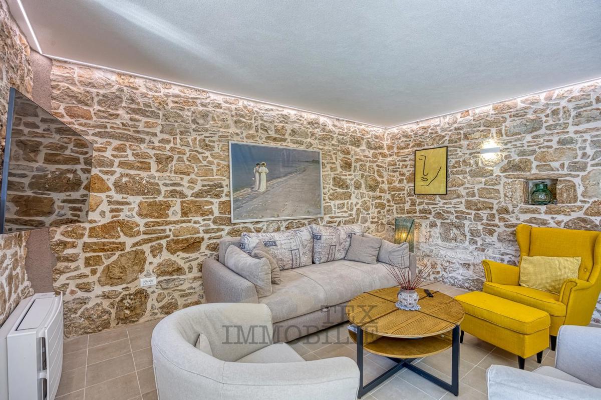 Villa in pietra con piscina a 16 km dal mare e dalla città di Parenzo