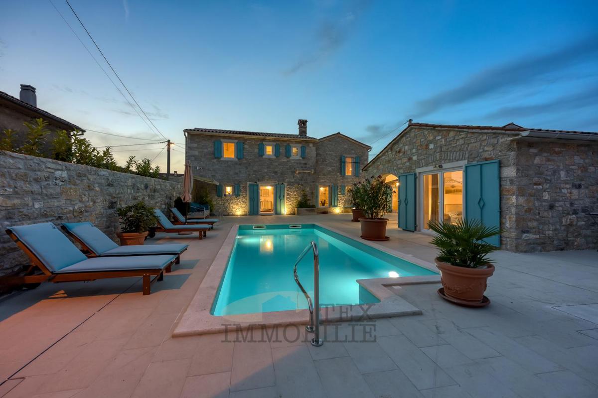 Villa in pietra con piscina a 16 km dal mare e dalla città di Parenzo