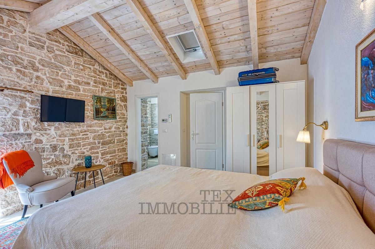 Villa in pietra con piscina a 16 km dal mare e dalla città di Parenzo