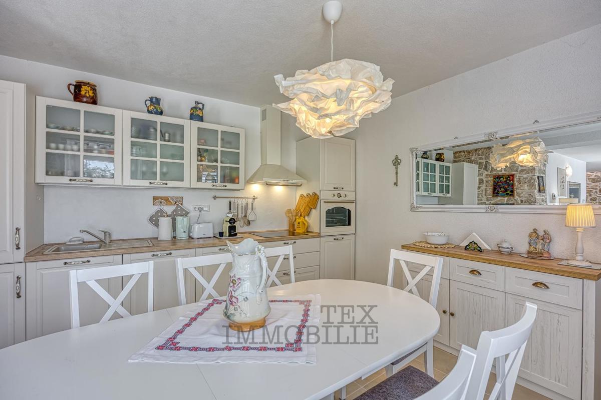 Villa in pietra con piscina a 16 km dal mare e dalla città di Parenzo