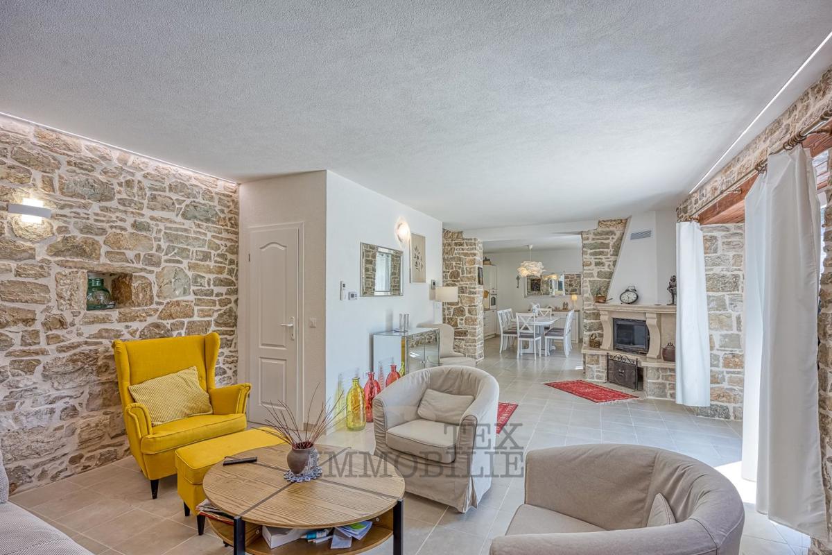 Villa in pietra con piscina a 16 km dal mare e dalla città di Parenzo