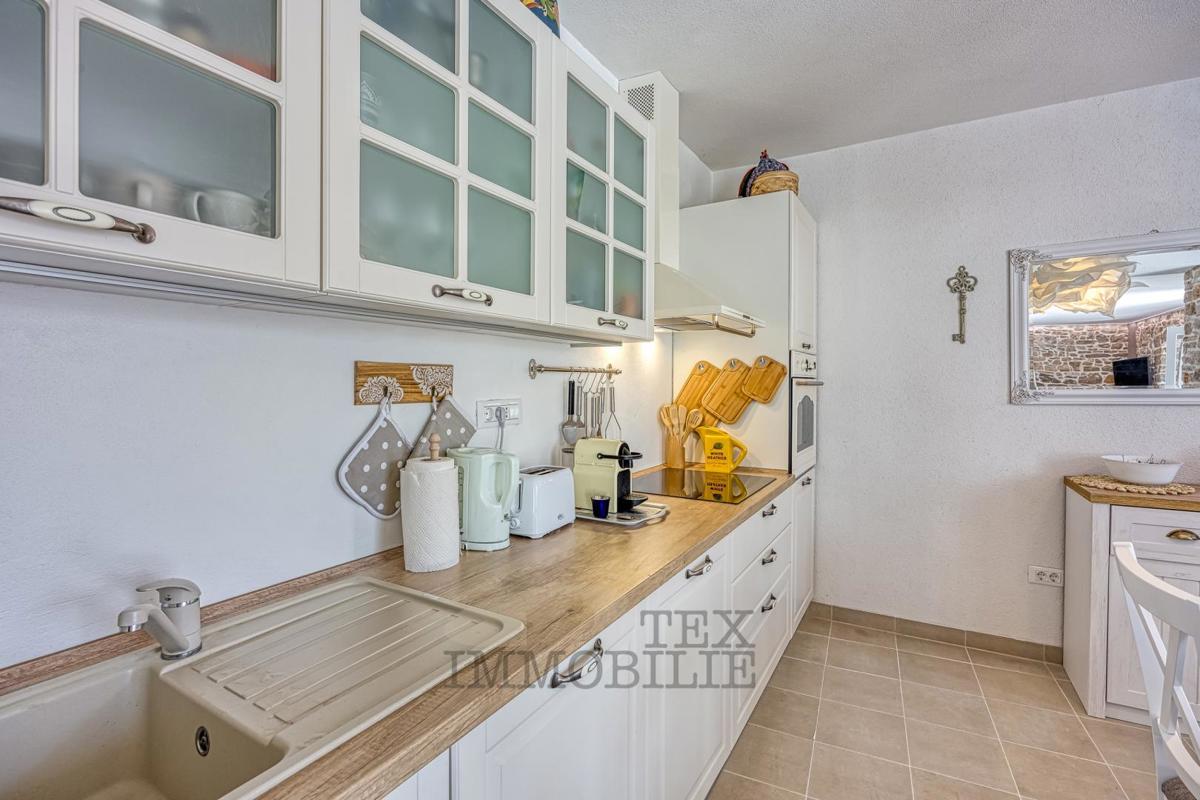 Villa in pietra con piscina a 16 km dal mare e dalla città di Parenzo