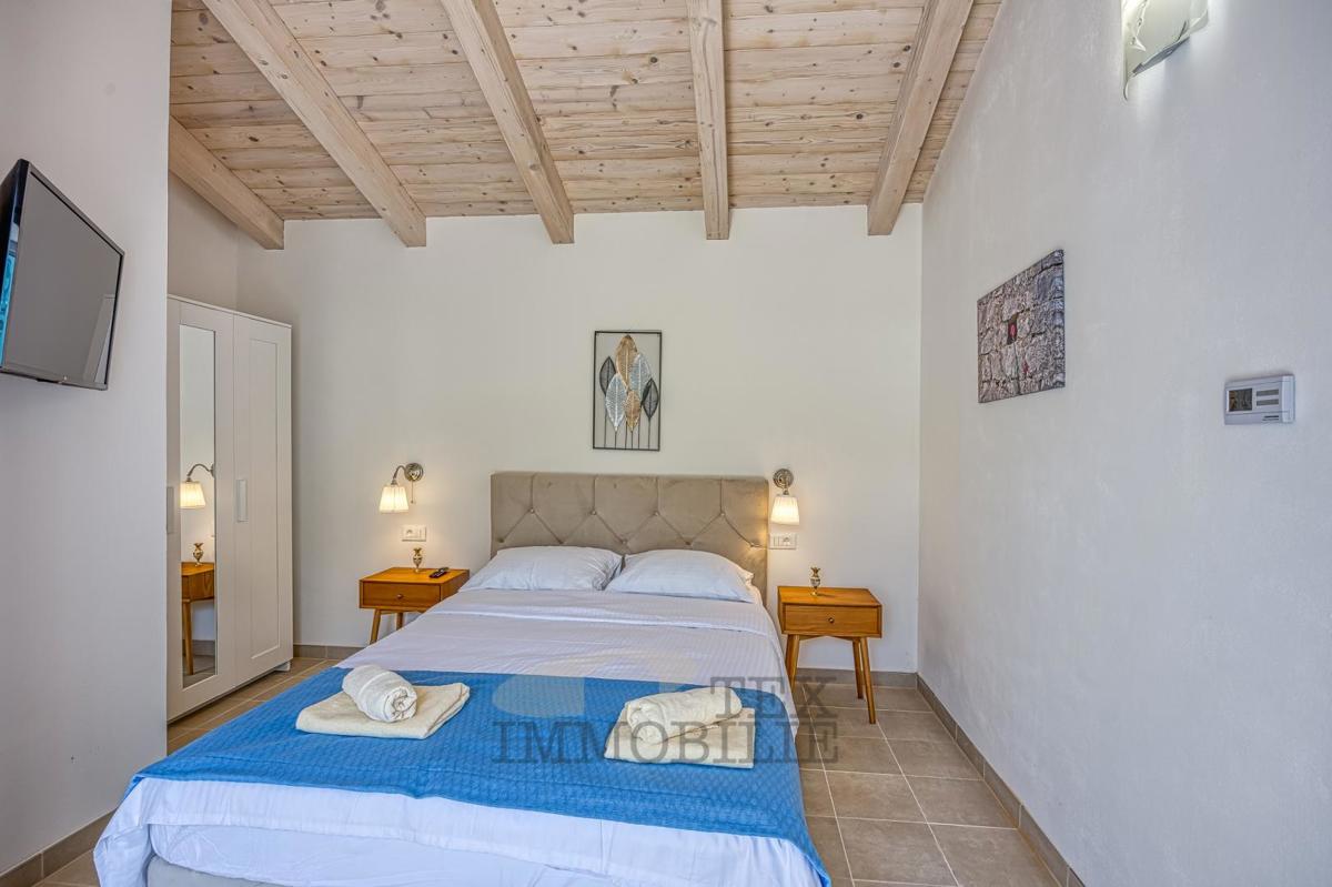 Villa in pietra con piscina a 16 km dal mare e dalla città di Parenzo