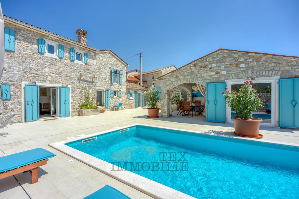 Villa in pietra con piscina a 16 km dal mare e dalla città di Parenzo
