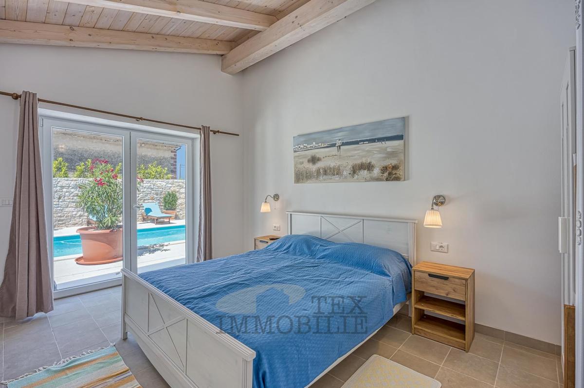 Villa in pietra con piscina a 16 km dal mare e dalla città di Parenzo