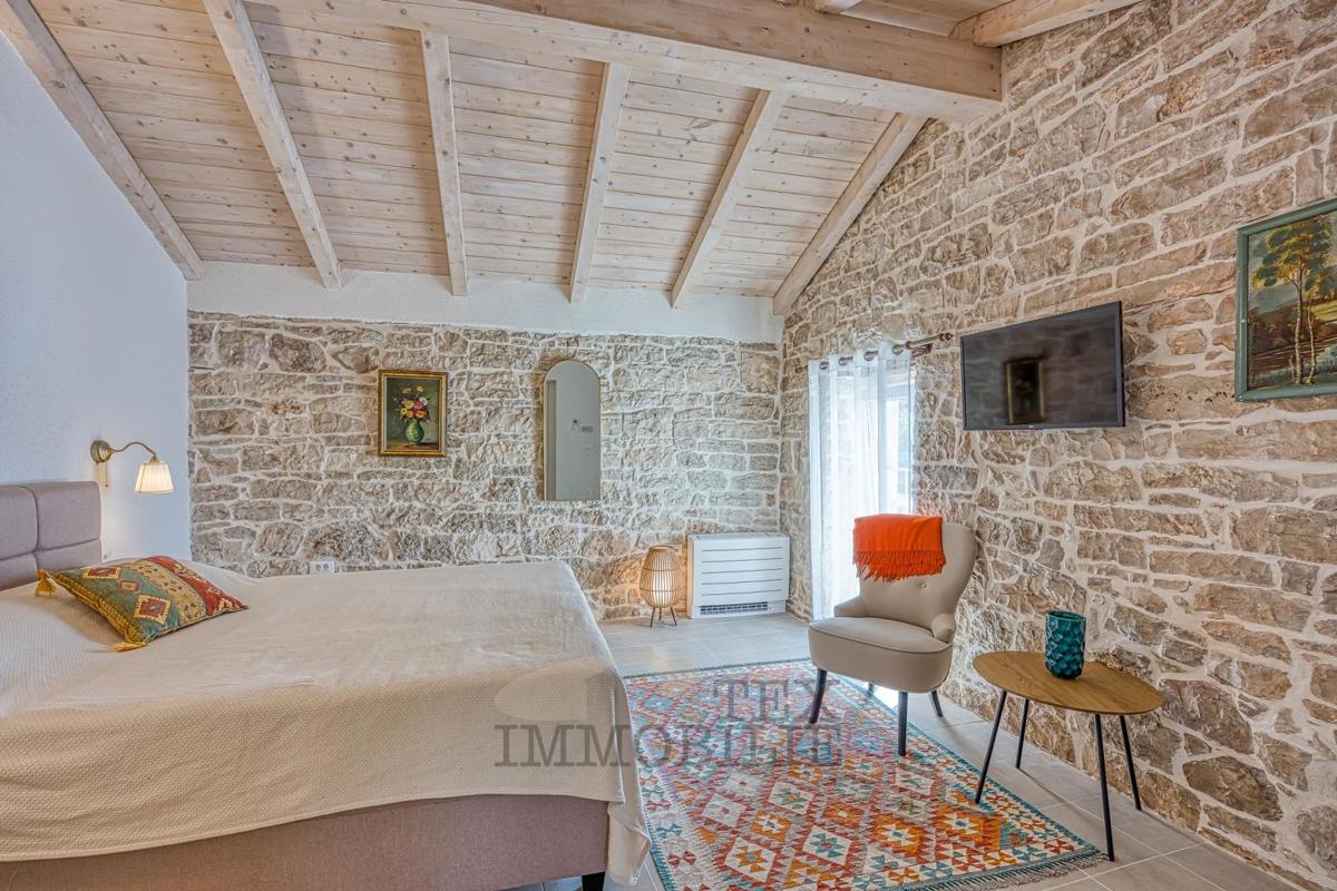 Villa in pietra con piscina a 16 km dal mare e dalla città di Parenzo
