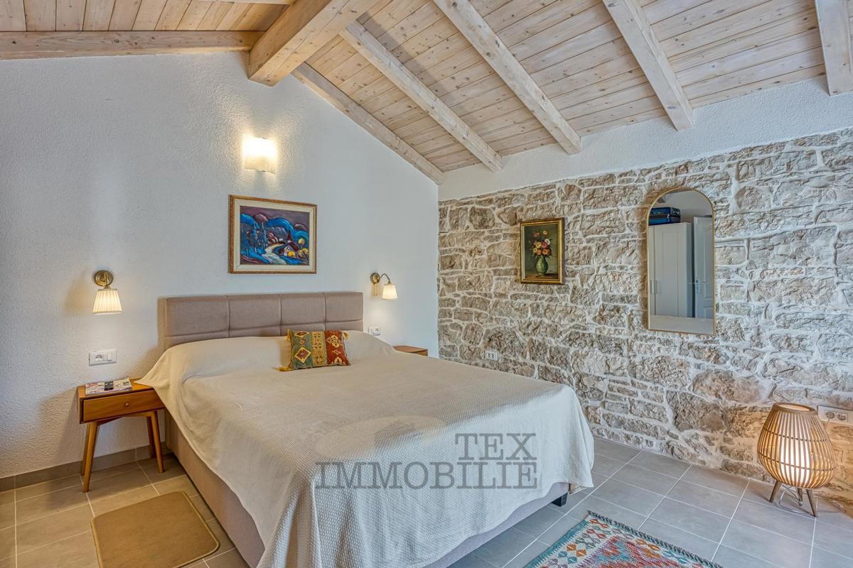 Villa in pietra con piscina a 16 km dal mare e dalla città di Parenzo