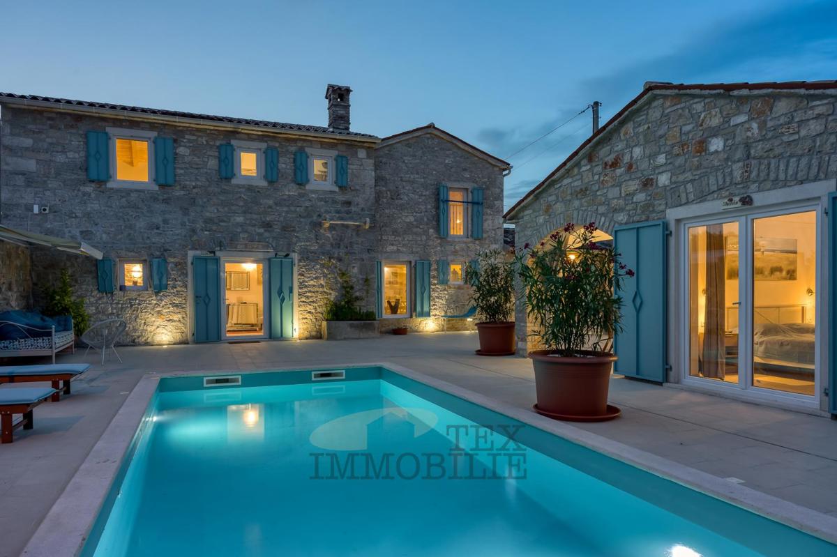 Villa in pietra con piscina a 16 km dal mare e dalla città di Parenzo