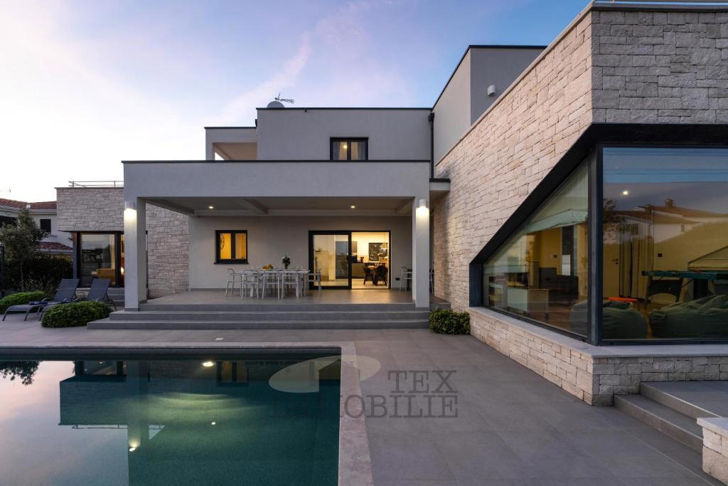 Villa moderna con vista mare a Parenzo 