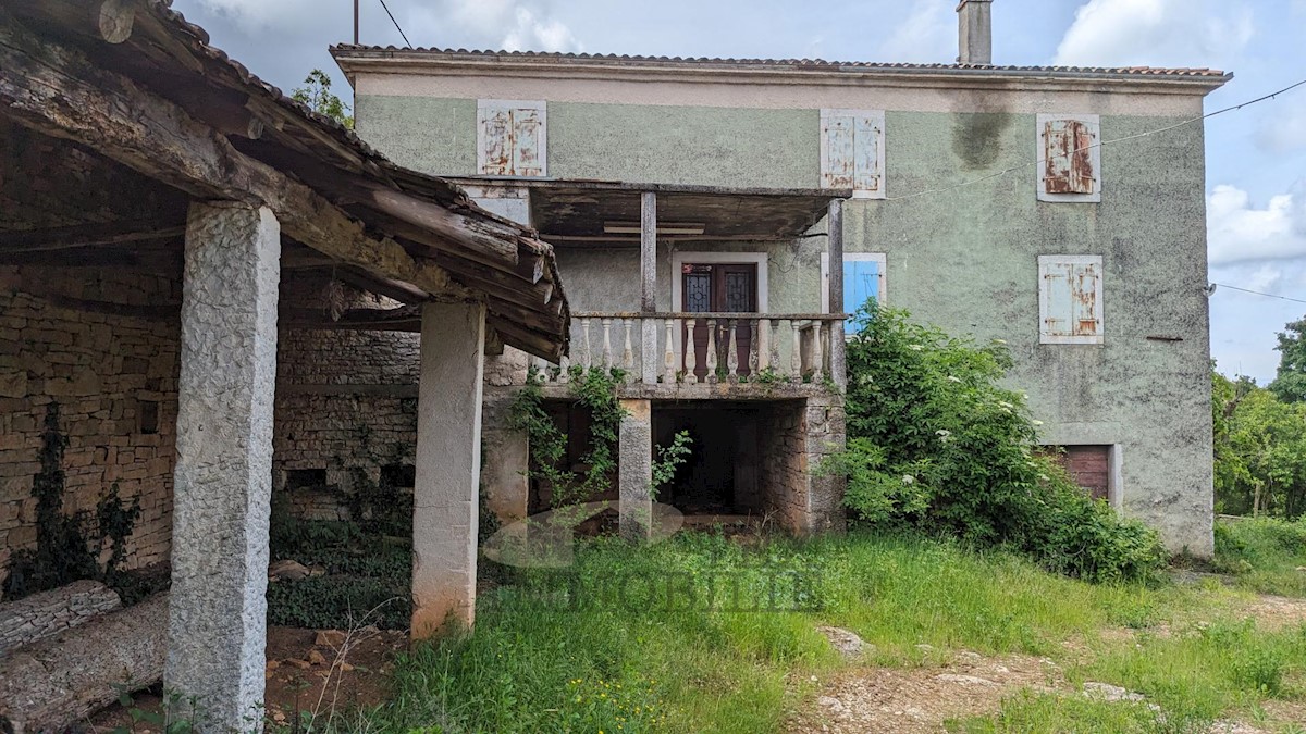 Vecchia casa in pietra d'Istria da ristrutturare, a 20 km da Parenzo