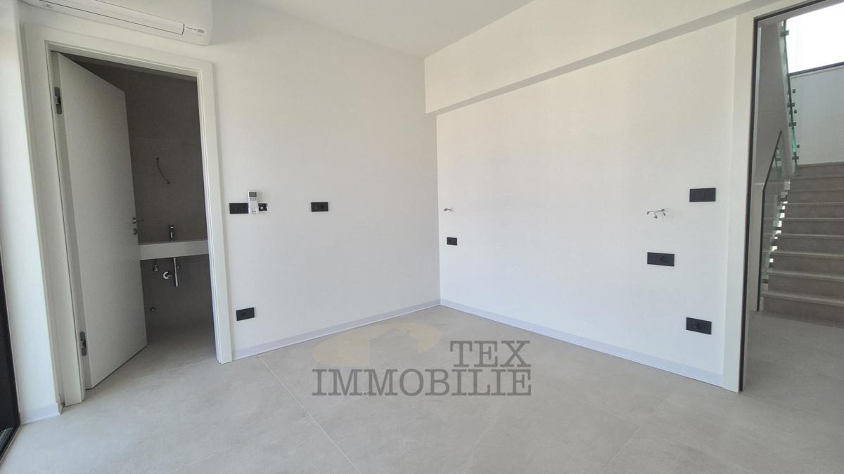 Parenzo, ampio appartamento con vista mare