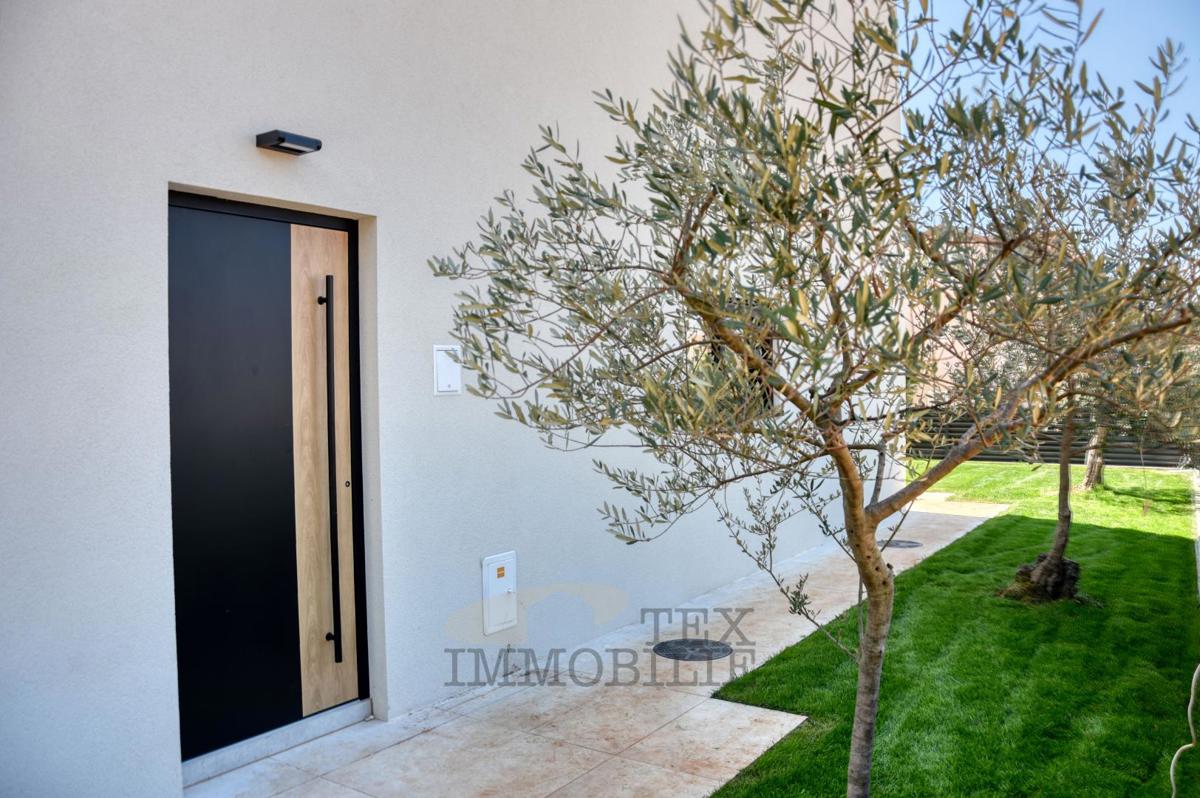 Parenzo, ampio appartamento con vista mare