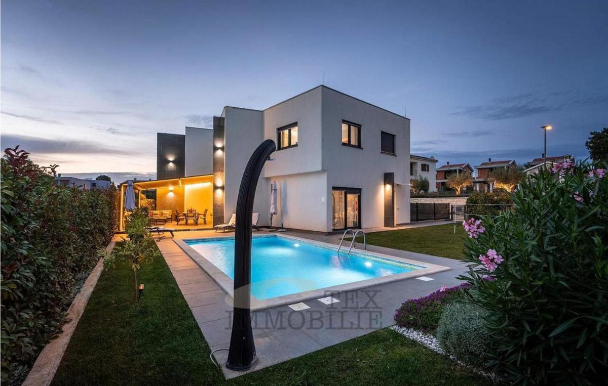 Casa moderna con piscina e vista mare, 158m2