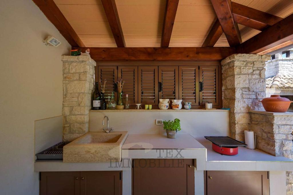 Bella casa con piscina a soli 10 km da Parenzo e dal mare