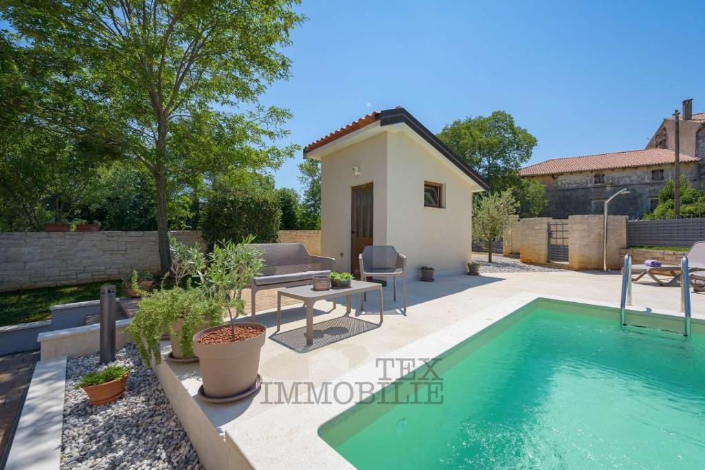 Bella casa con piscina a soli 10 km da Parenzo e dal mare