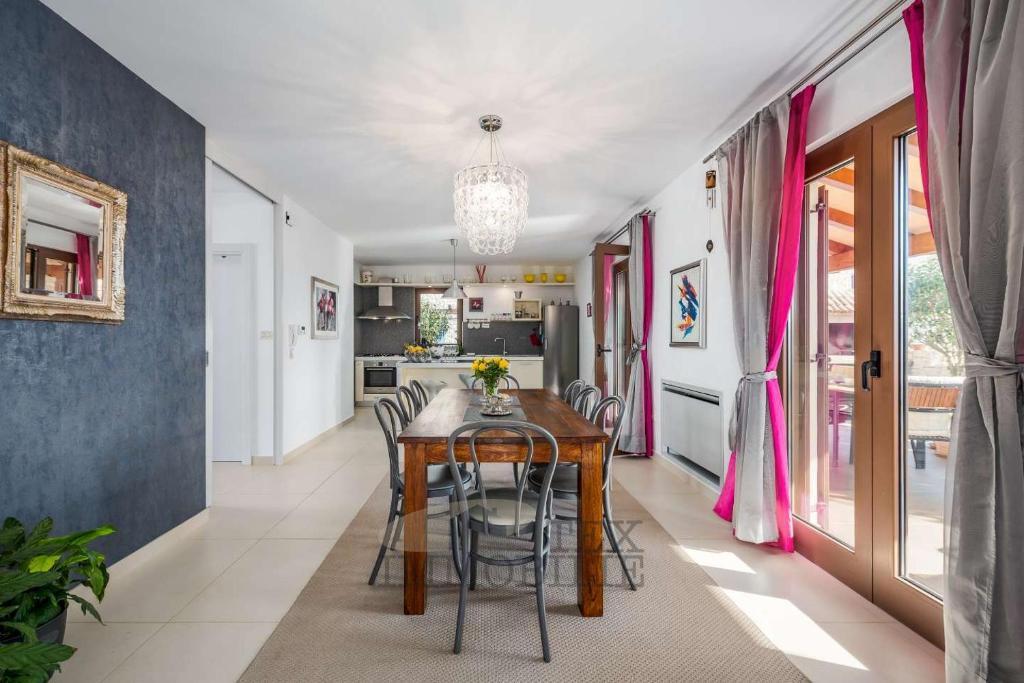 Bella casa con piscina a soli 10 km da Parenzo e dal mare