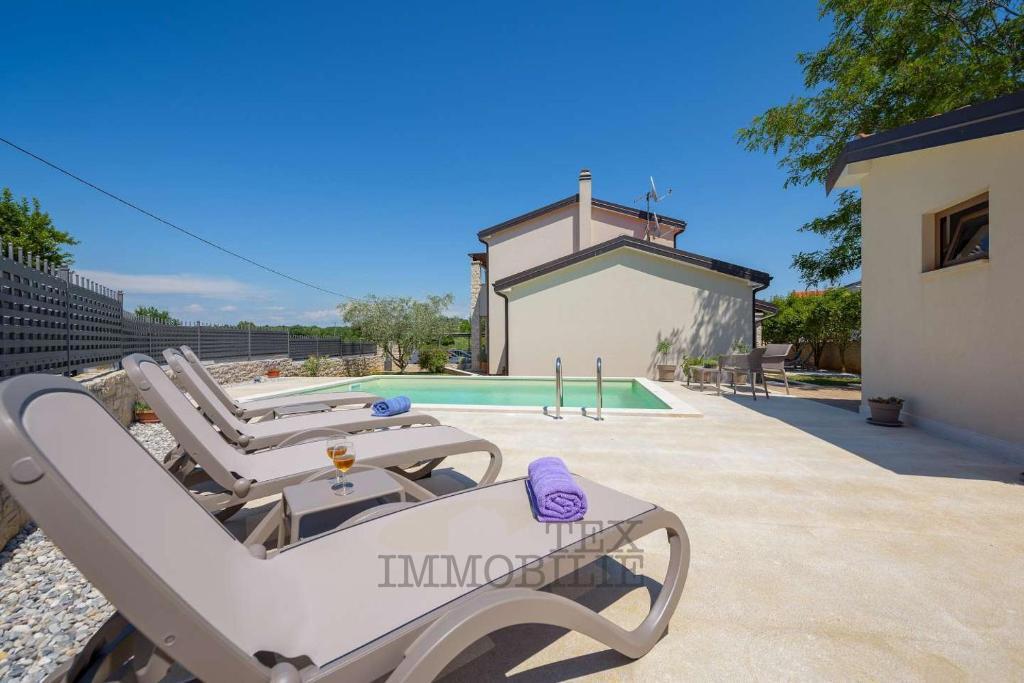 Bella casa con piscina a soli 10 km da Parenzo e dal mare