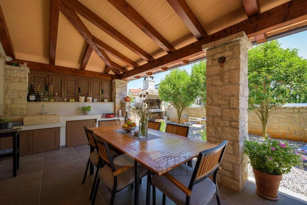 Bella casa con piscina a soli 10 km da Parenzo e dal mare