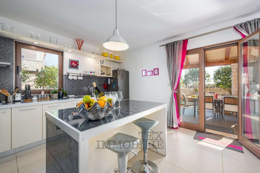 Bella casa con piscina a soli 10 km da Parenzo e dal mare