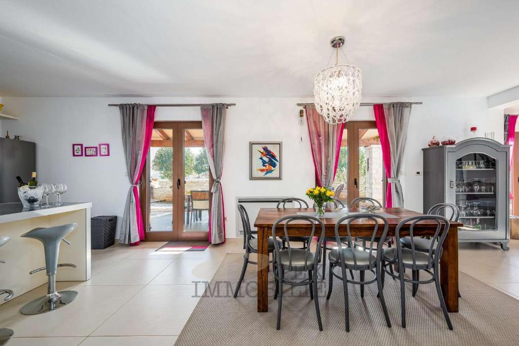 Bella casa con piscina a soli 10 km da Parenzo e dal mare