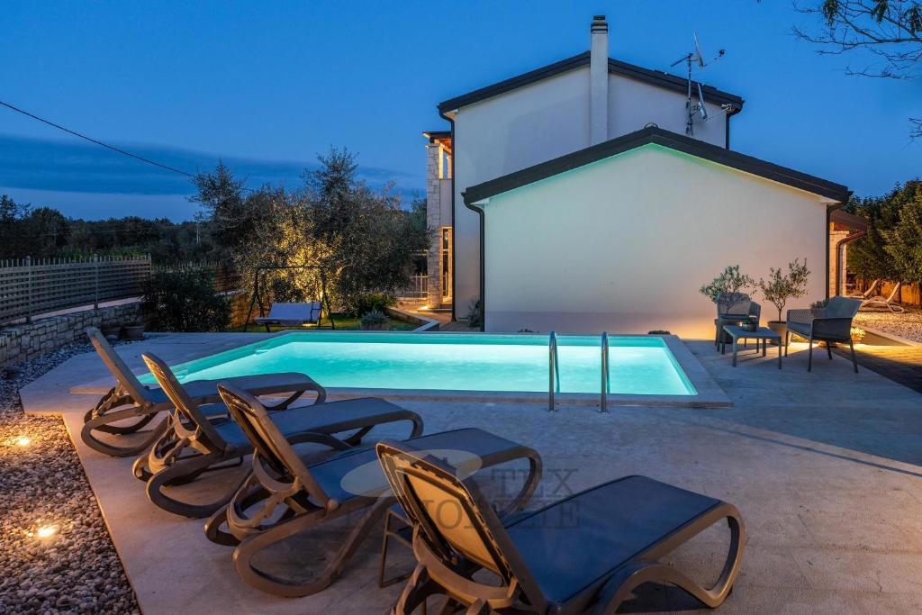 Bella casa con piscina a soli 10 km da Parenzo e dal mare