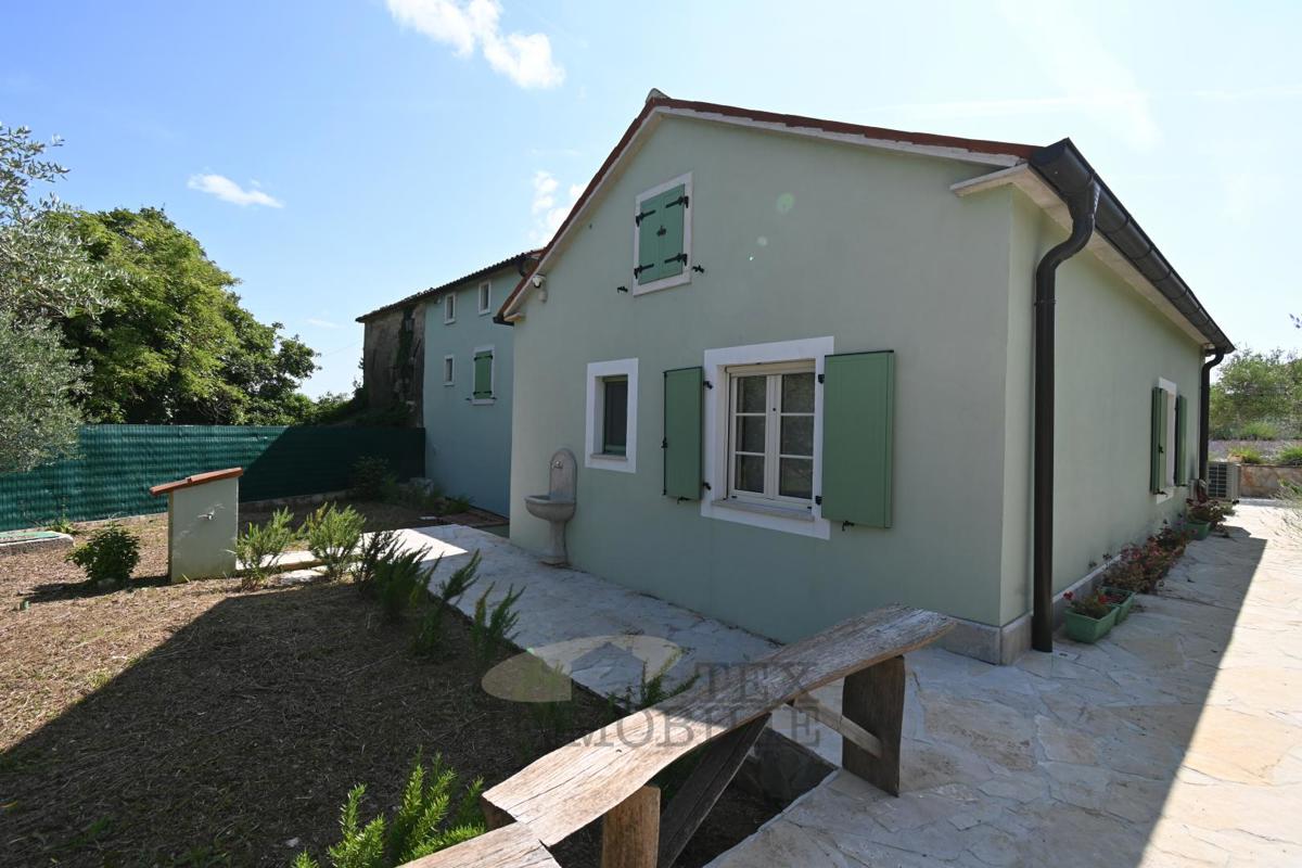 Casa in Pietra Istriana Ristrutturata con Piscina e Grande Giardino
