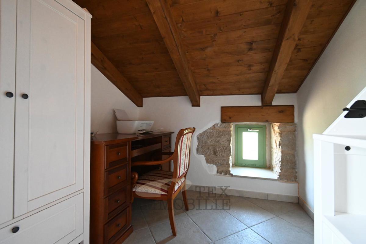 Casa in Pietra Istriana Ristrutturata con Piscina e Grande Giardino