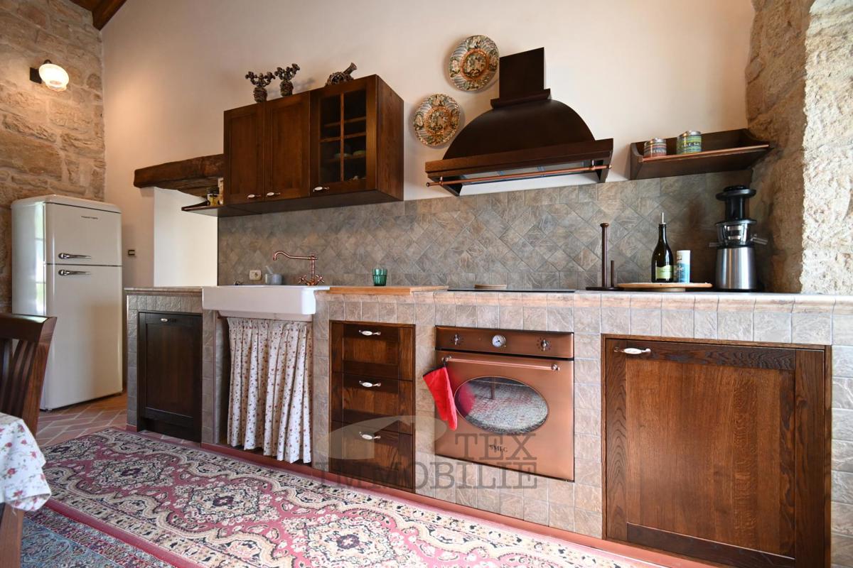 Casa in Pietra Istriana Ristrutturata con Piscina e Grande Giardino