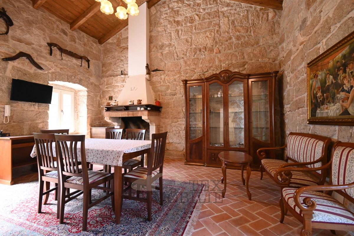 Casa in Pietra Istriana Ristrutturata con Piscina e Grande Giardino