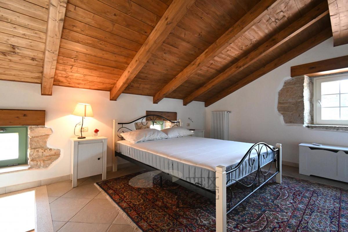 Casa in Pietra Istriana Ristrutturata con Piscina e Grande Giardino