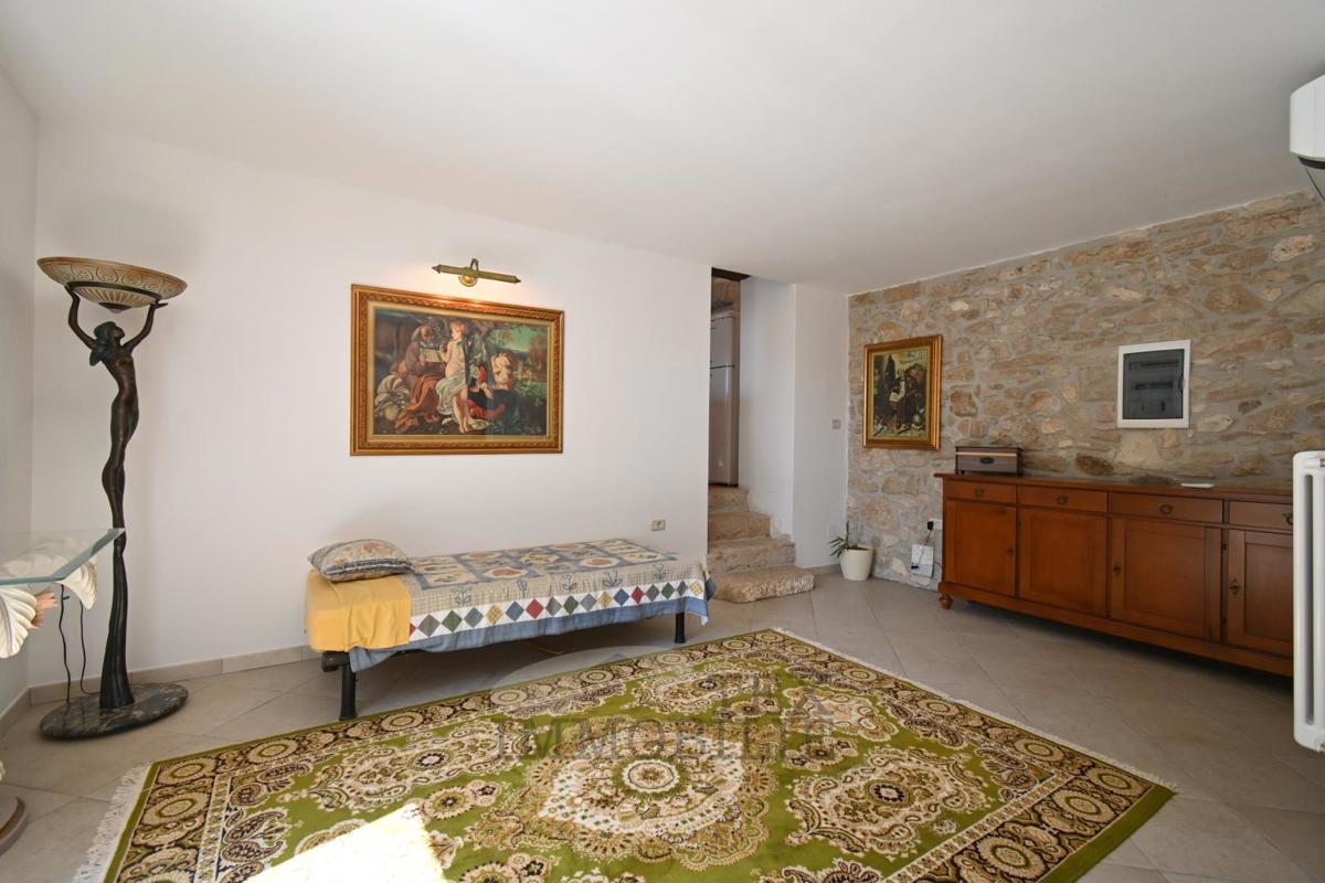 Casa in Pietra Istriana Ristrutturata con Piscina e Grande Giardino