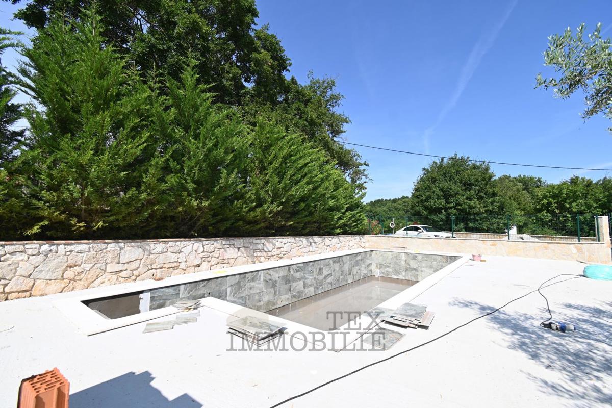 Casa in Pietra Istriana Ristrutturata con Piscina e Grande Giardino