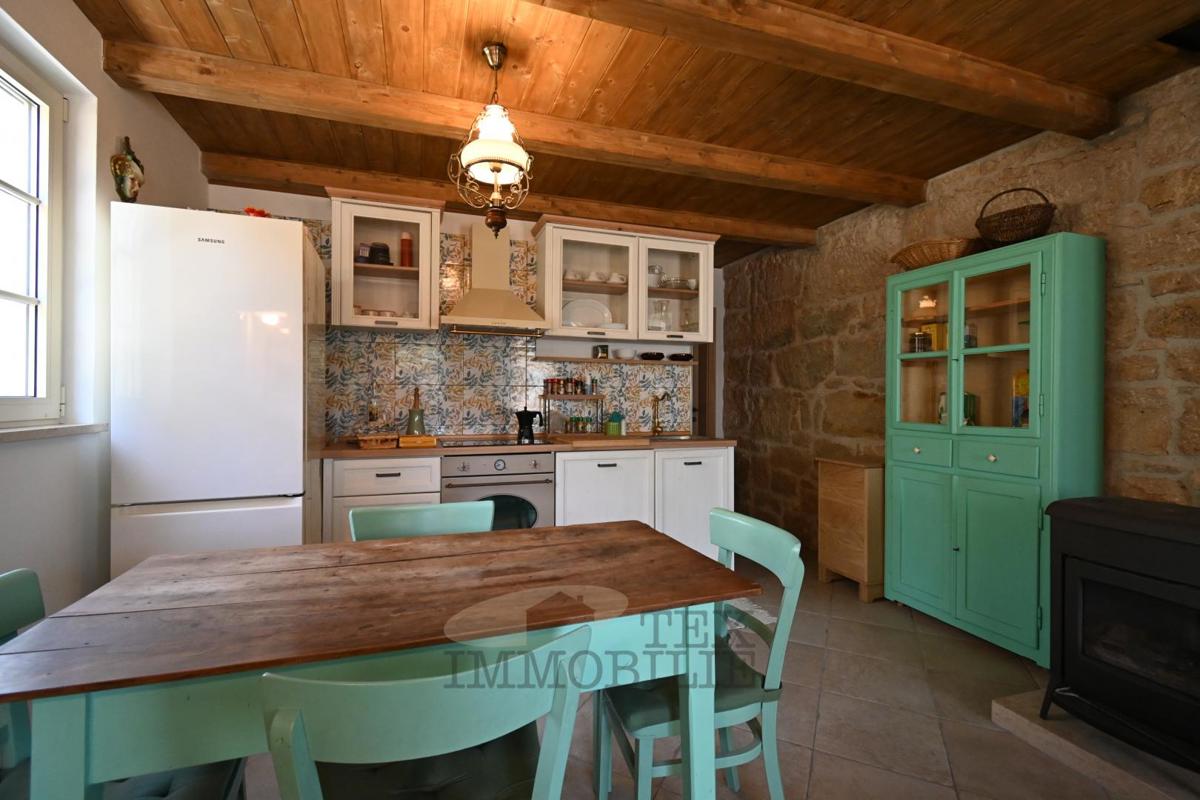 Casa in Pietra Istriana Ristrutturata con Piscina e Grande Giardino