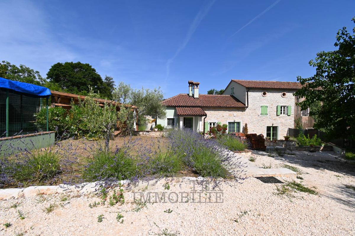 Casa in Pietra Istriana Ristrutturata con Piscina e Grande Giardino