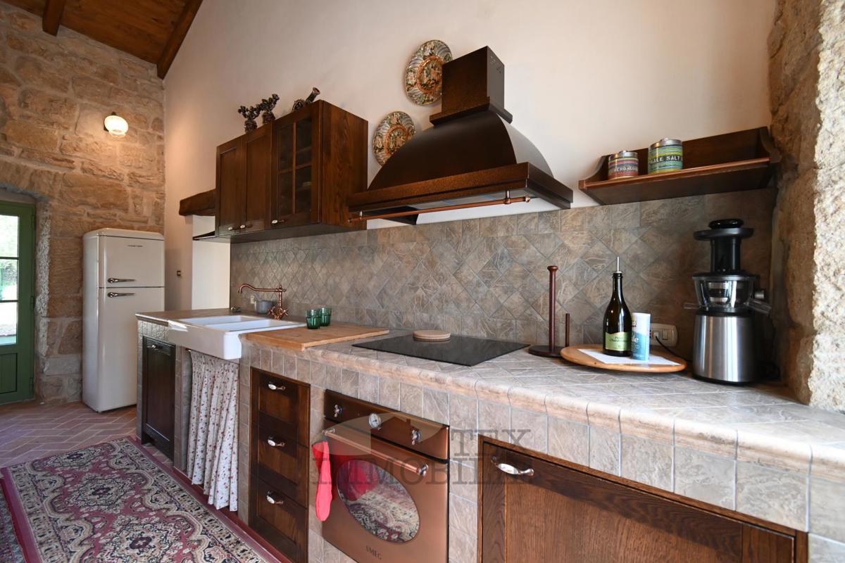 Casa in Pietra Istriana Ristrutturata con Piscina e Grande Giardino