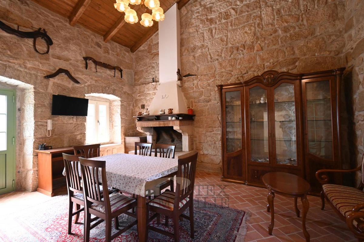 Casa in Pietra Istriana Ristrutturata con Piscina e Grande Giardino