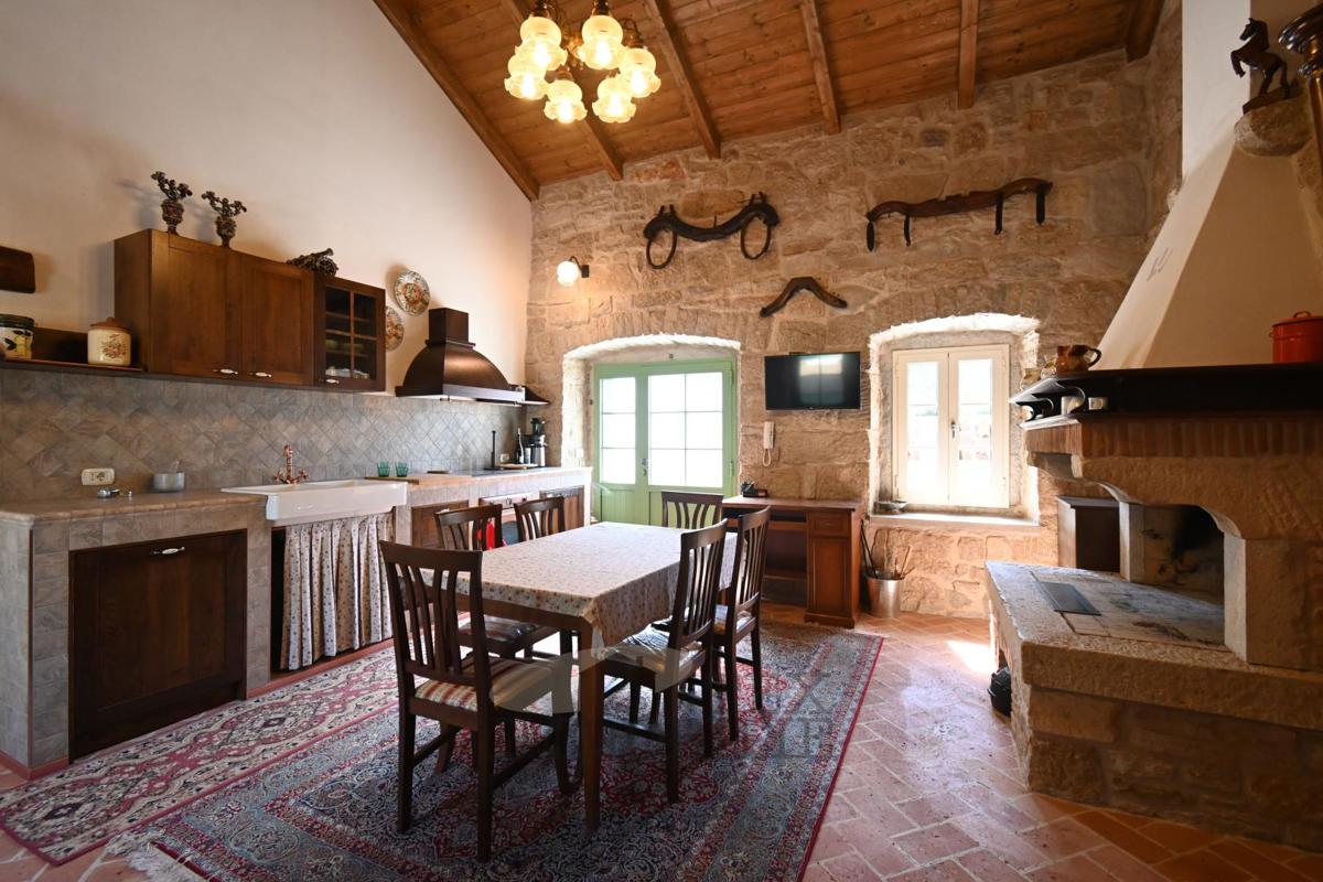Casa in Pietra Istriana Ristrutturata con Piscina e Grande Giardino