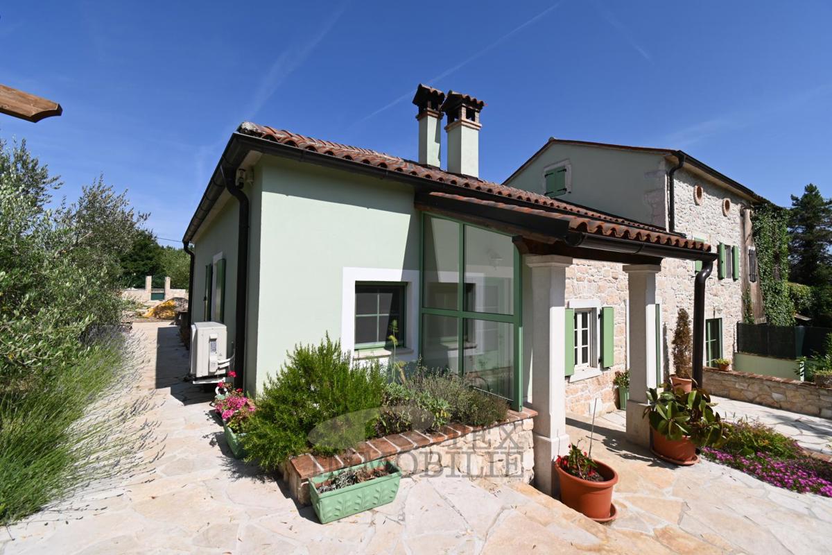 Casa in Pietra Istriana Ristrutturata con Piscina e Grande Giardino