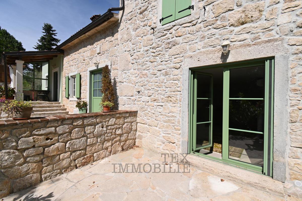 Casa in Pietra Istriana Ristrutturata con Piscina e Grande Giardino