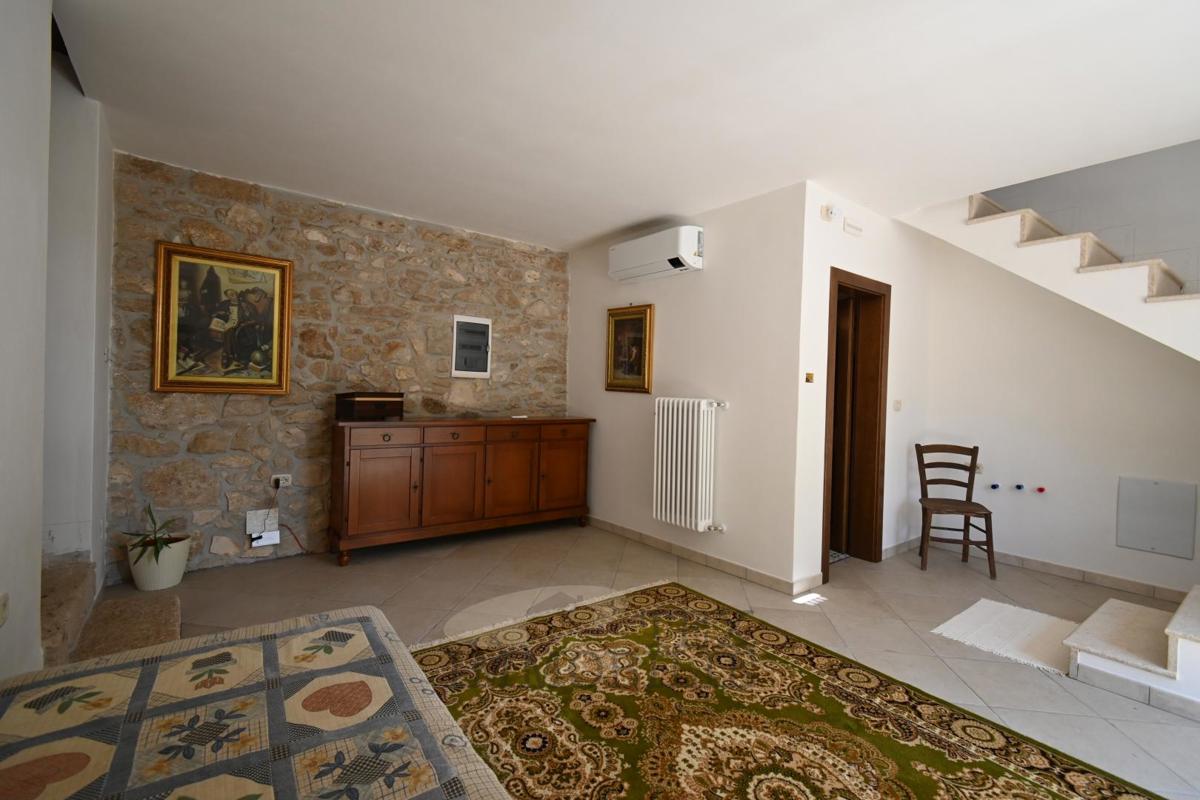 Casa in Pietra Istriana Ristrutturata con Piscina e Grande Giardino