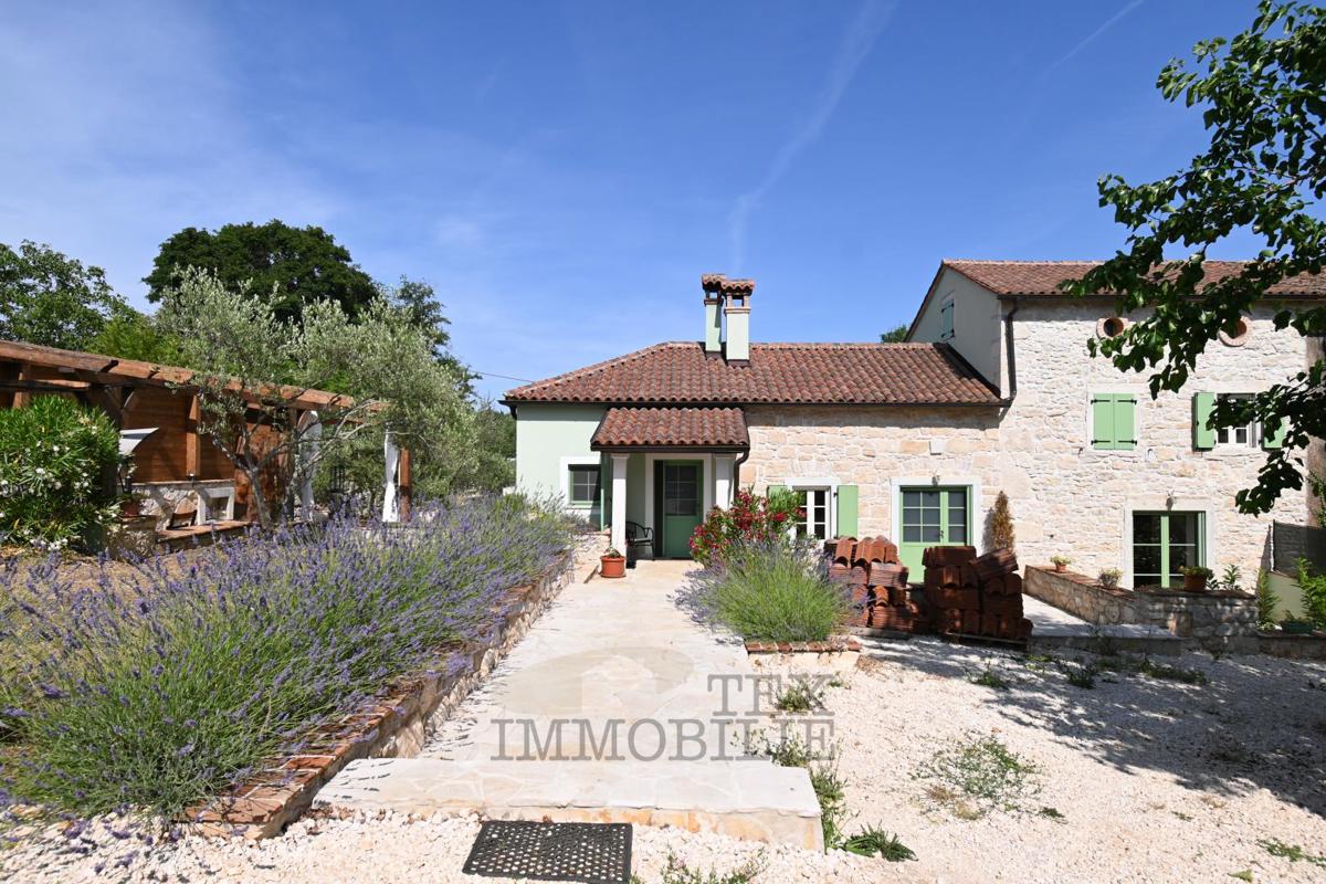 Casa in Pietra Istriana Ristrutturata con Piscina e Grande Giardino