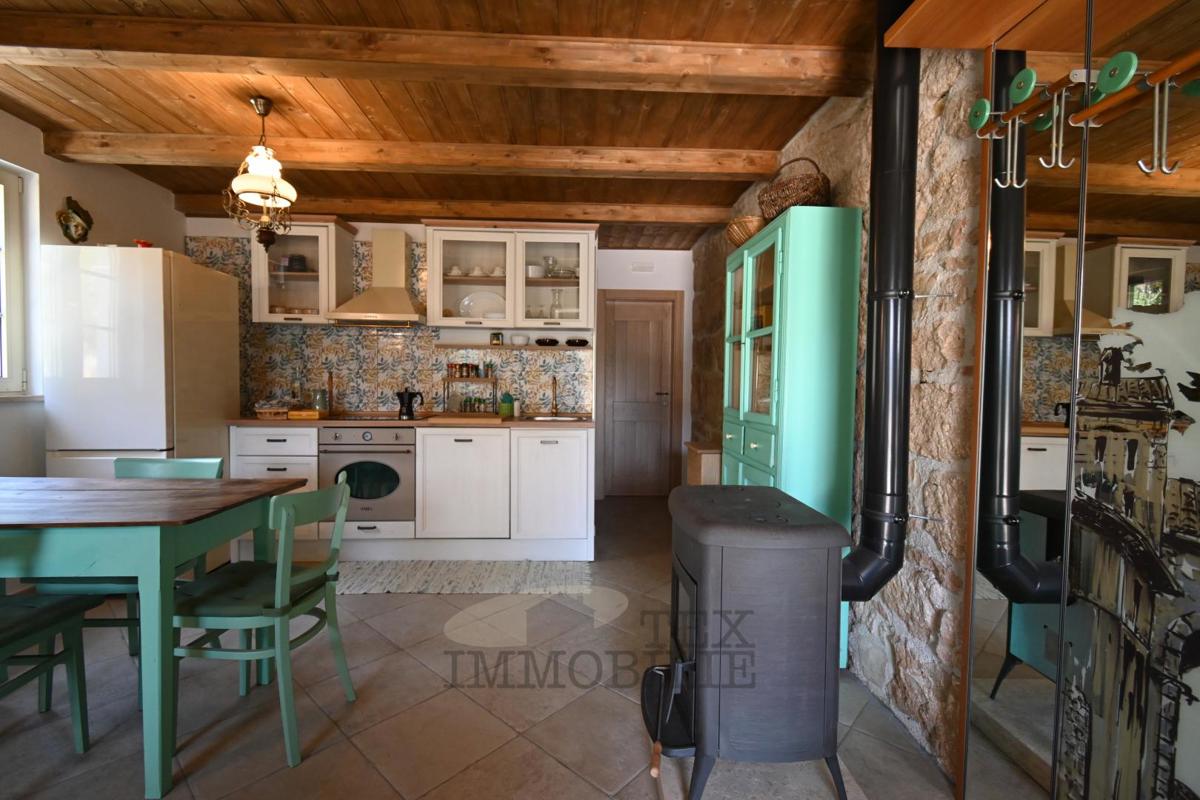 Casa in Pietra Istriana Ristrutturata con Piscina e Grande Giardino