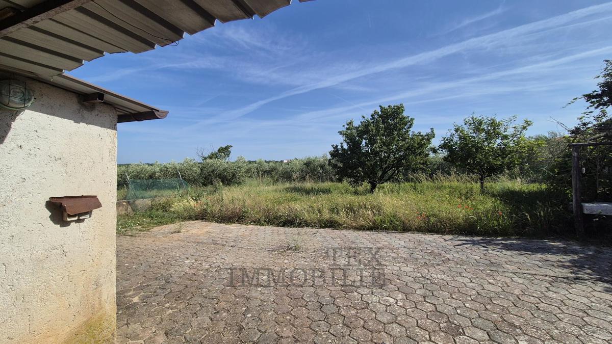 Terreno edificabile con garage legalizzato – posizione tranquilla vicino a Parenzo